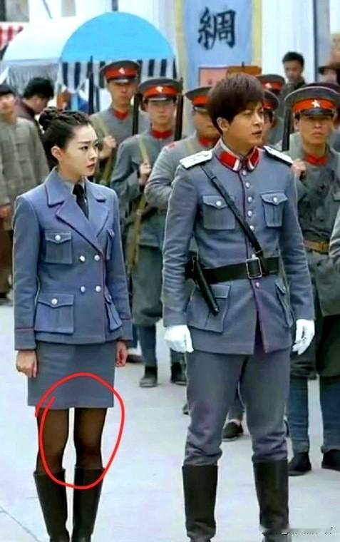 小编说，这导演也不知道怎么当的，难道这女演员，穿着黑丝打仗？这是小编发在网上的