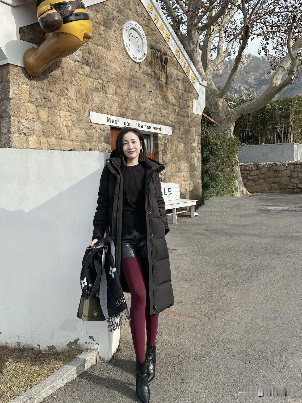 冬天裹羽绒服真的就“时尚绝缘”吗？今天路过咖啡店看到个小姐姐，黑色长款羽绒服敞着