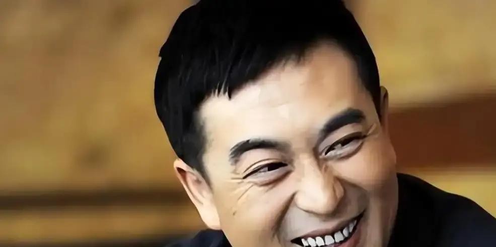 张嘉益跑了二十年龙套，到六十六岁，钱、房子、教职，全攥手里了。他39岁才靠《蜗居》里的宋思明爆红。那