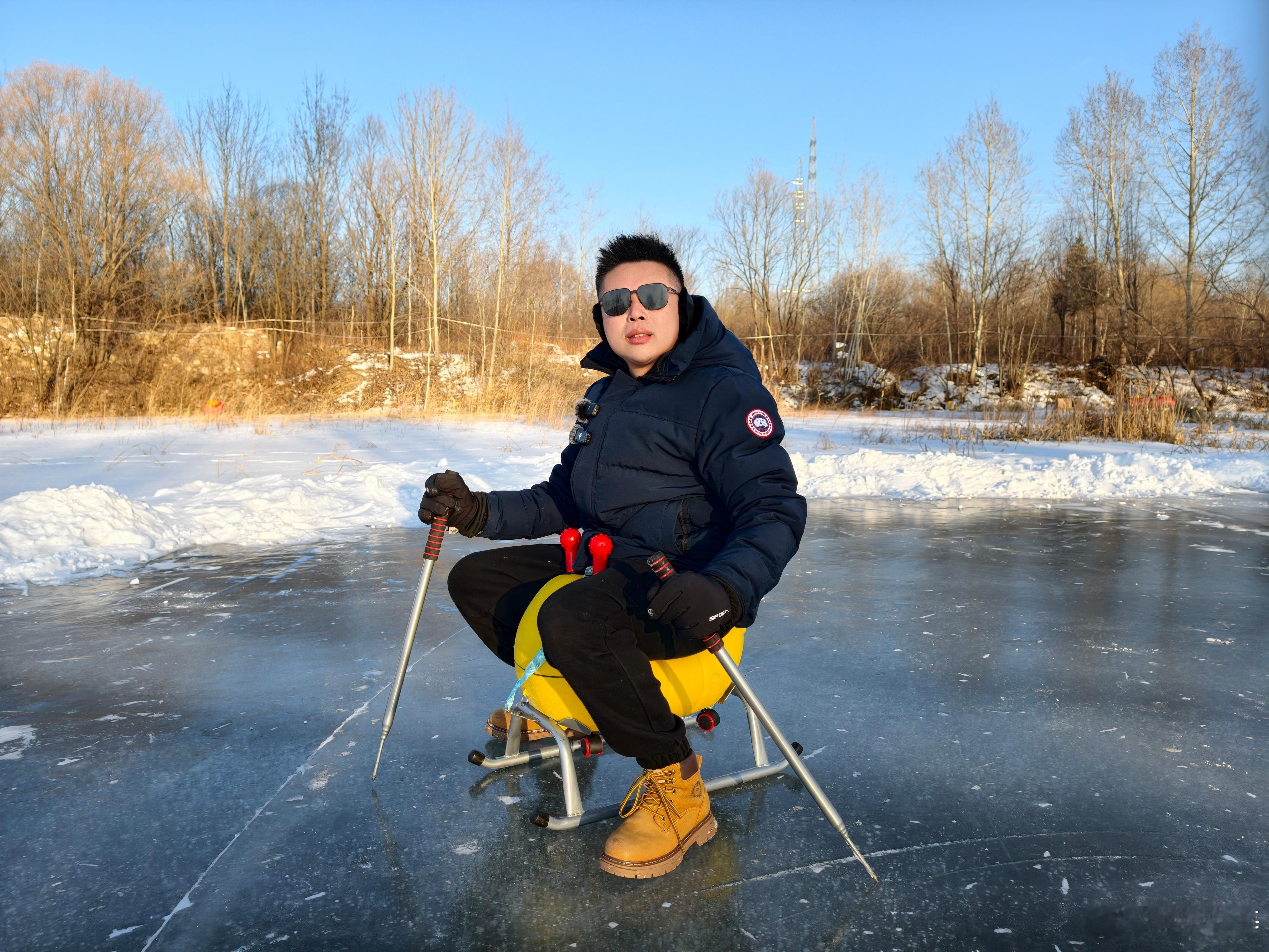 冬天的快乐是冰雪给的玩雪真的会很开心的。特别是我们南方人一直以来对雪还是有执念的