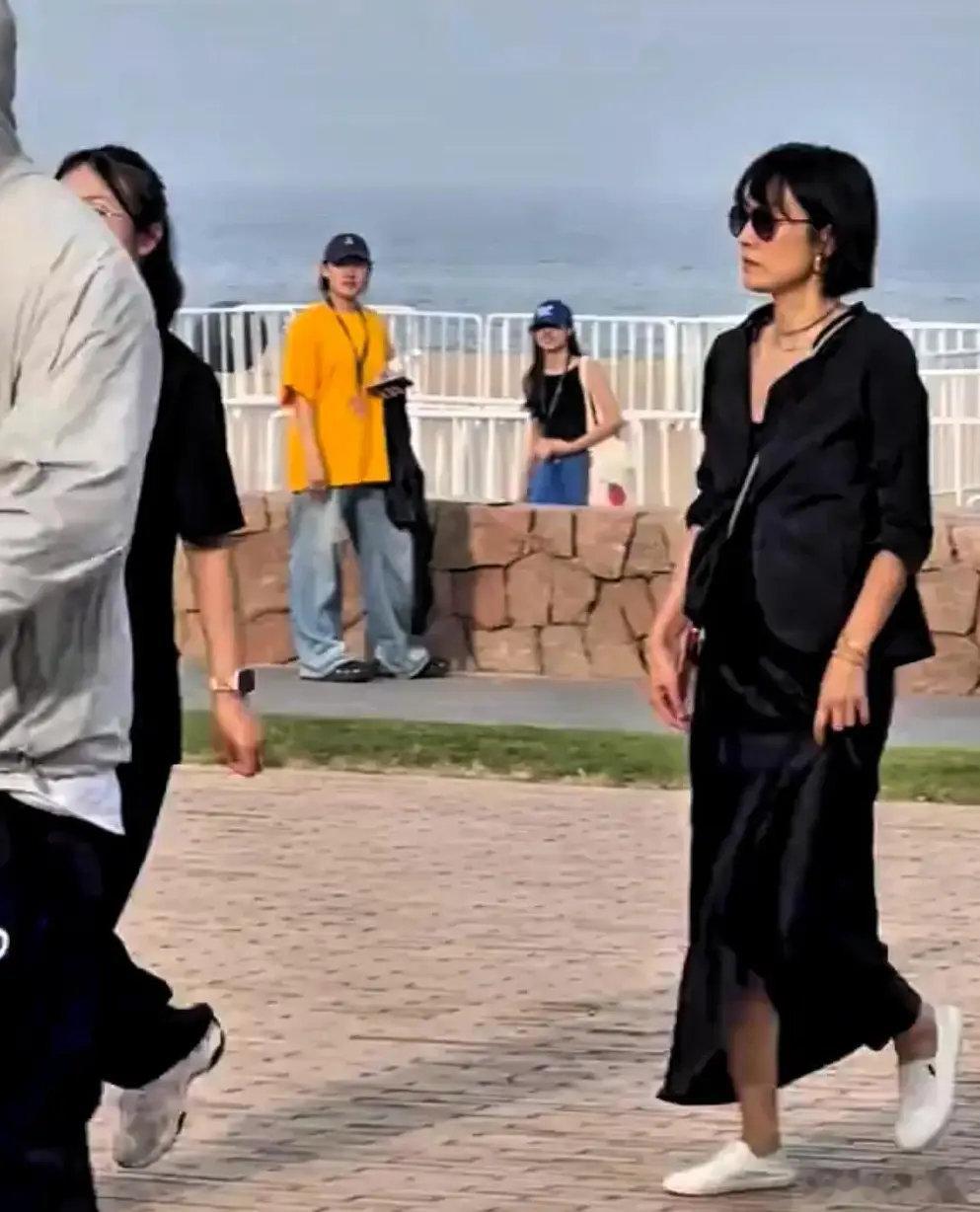 49岁马伊琍阿那亚被偶遇，肤色蜡黄状态不佳，低头走路怕被认出！​
