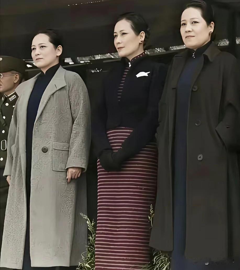 真的是没有可比性。一种是骨子里的贵气和优雅，传统的旗袍加时尚外搭，端庄精美得快溢