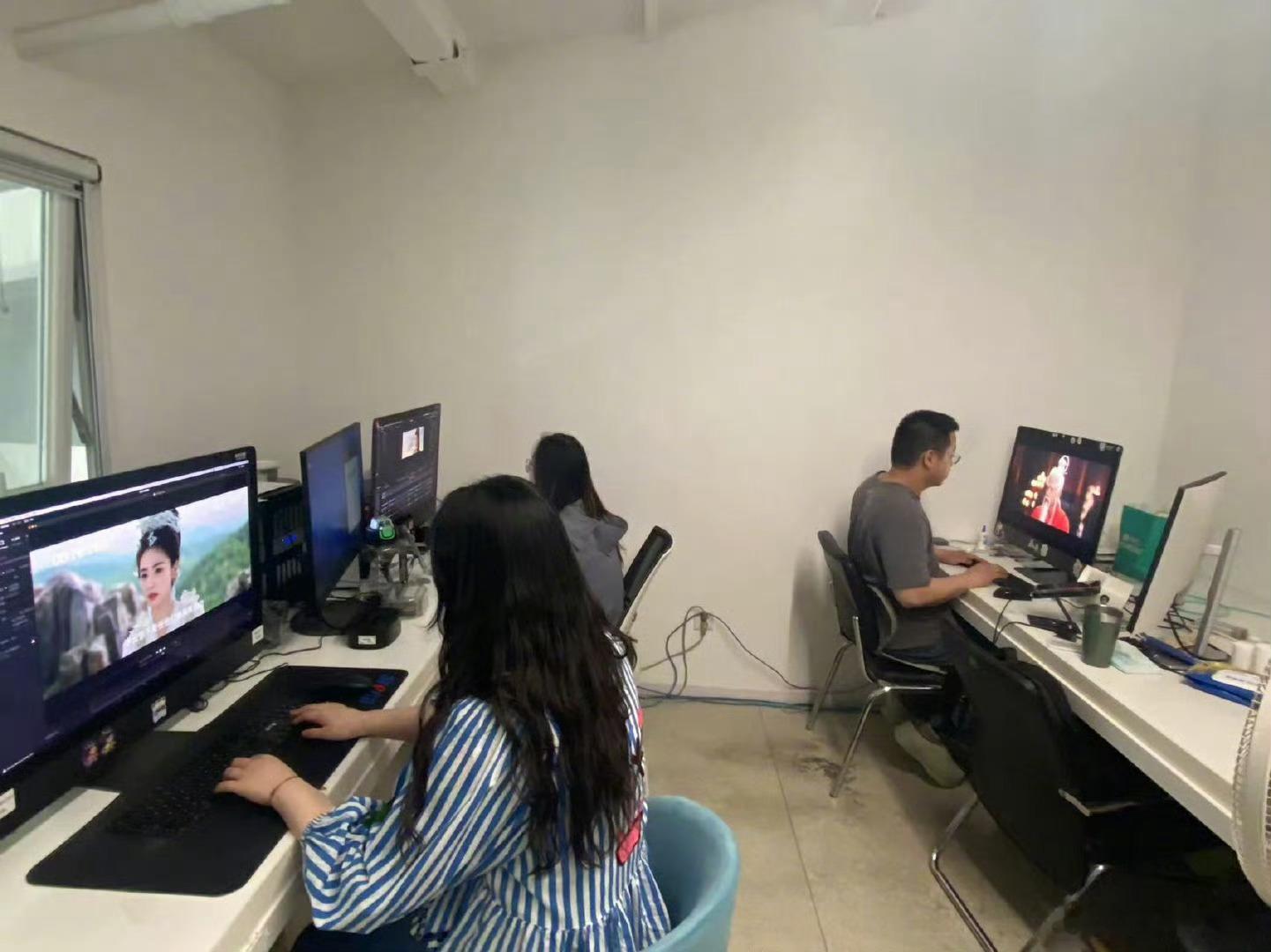 于正也是真没把观众当外人了，就这样把临江仙后期机房放出来，这里面应该没有苦命娟子