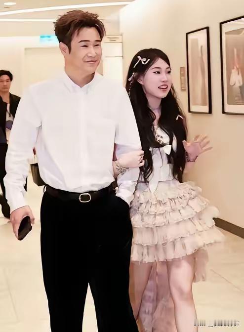 这回，全国人民都认识了沈家润。并非因其外貌多么出众，也不是唱功多么出色，而是她有