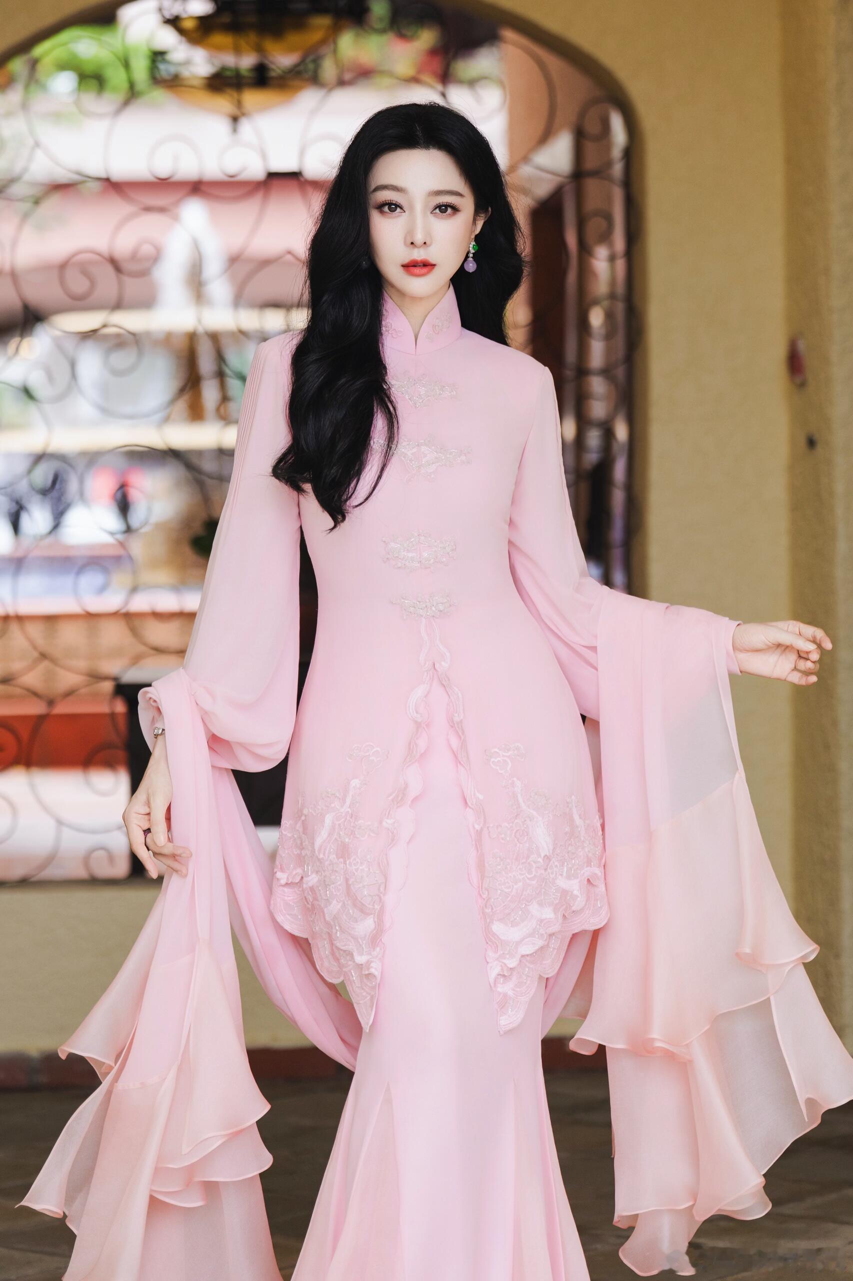 🔒又美在马六甲了，这大戒指得老贵了吧[爱心][爱心][爱心]​​​