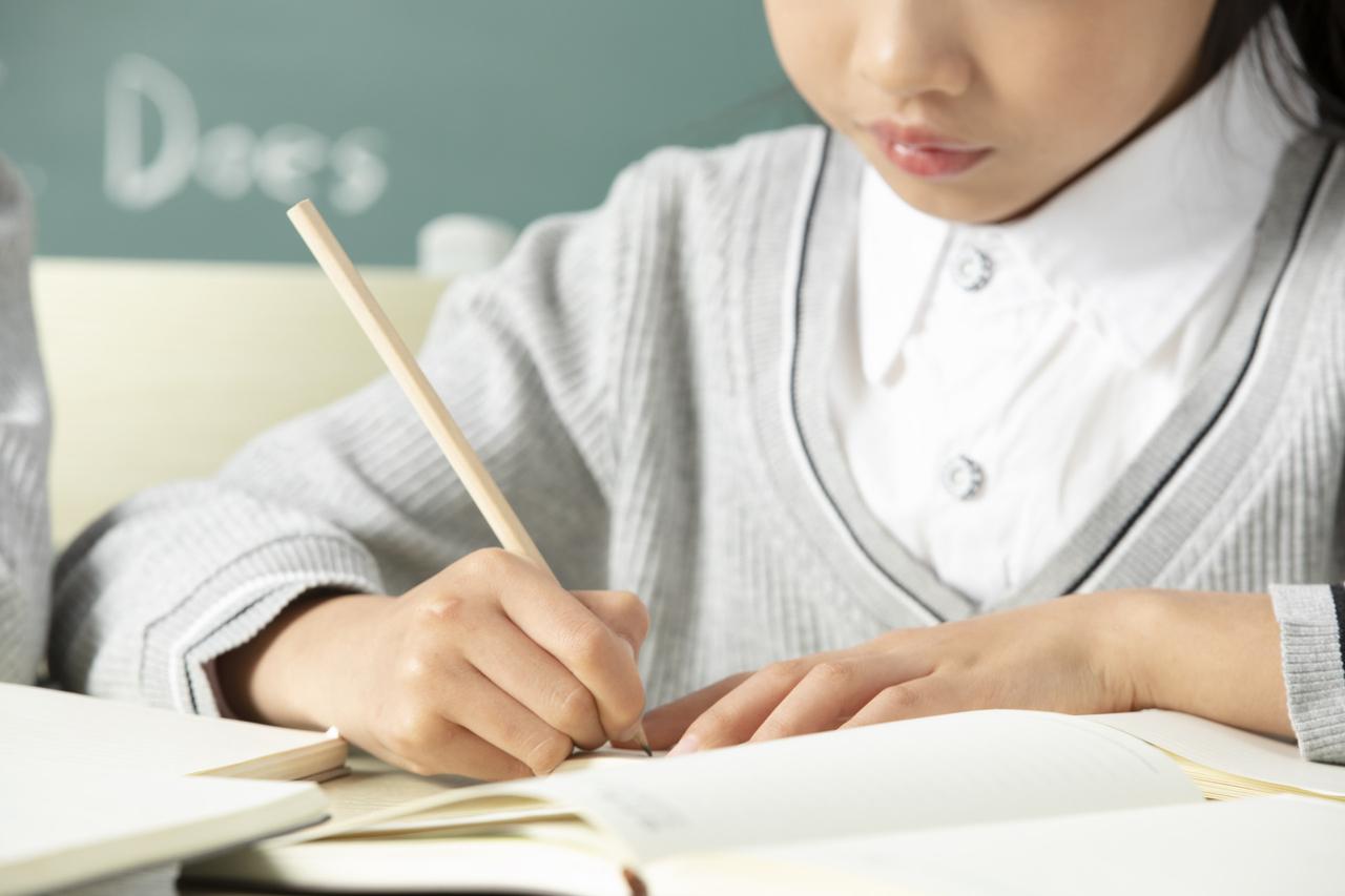 家有初中生，家长一定要弄明白这几件事。1、小学成绩好不代表初中持续优秀很多