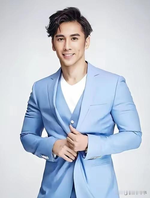 张伦硕，你不能想要又要！当初跟钟丽缇合照也略显卑微，如今她已年过半百，你却想要