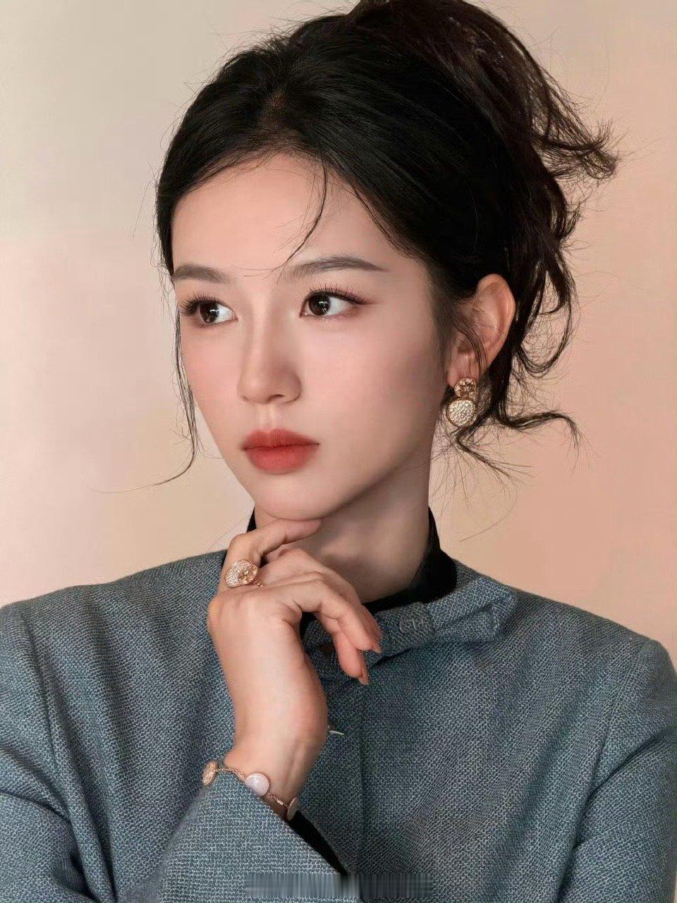 周也在北京光腿穿裙子真是美丽冻人啊