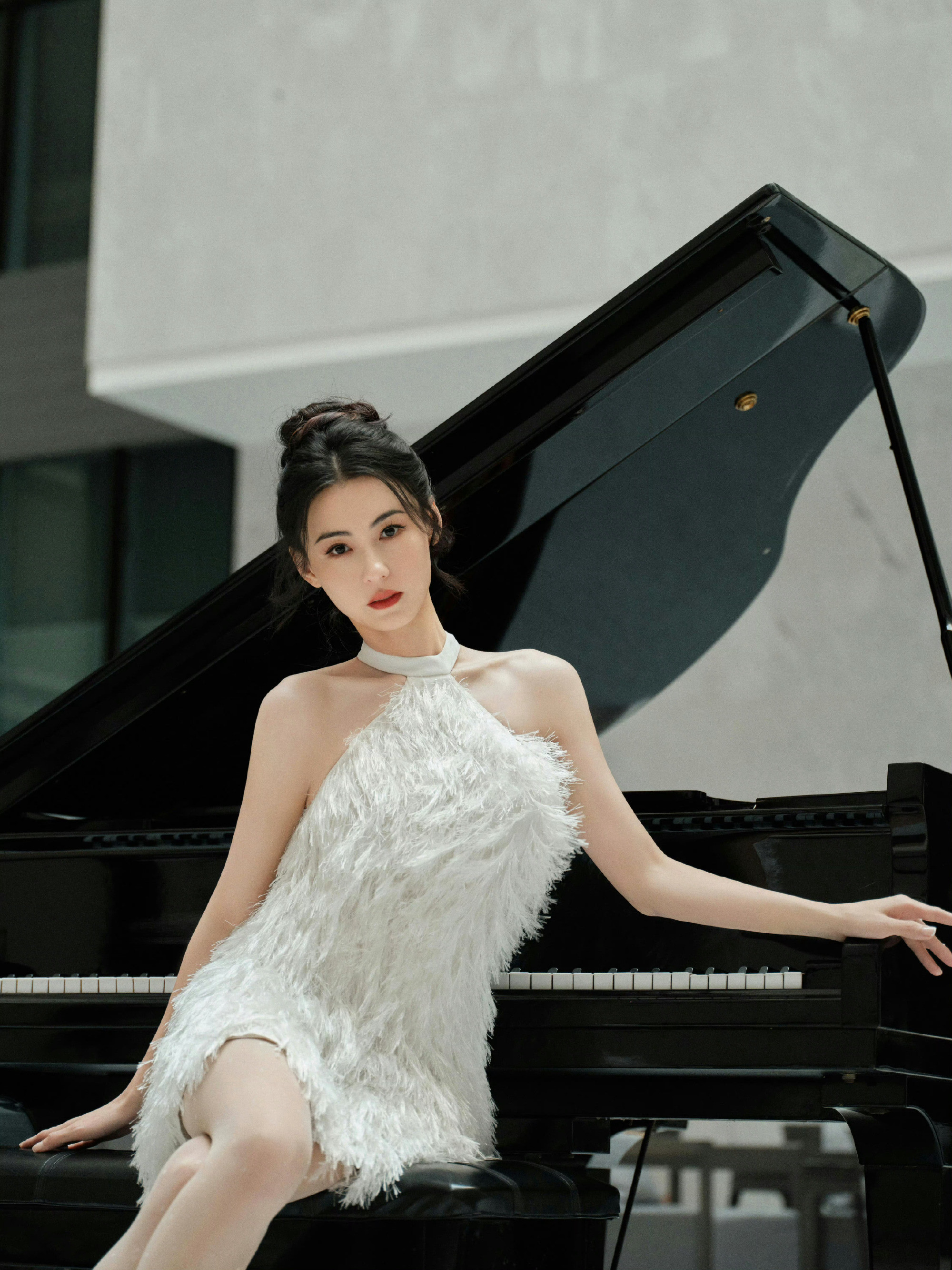 张柏芝，一袭挂脖白色羽毛裙，真的太美了。张柏芝