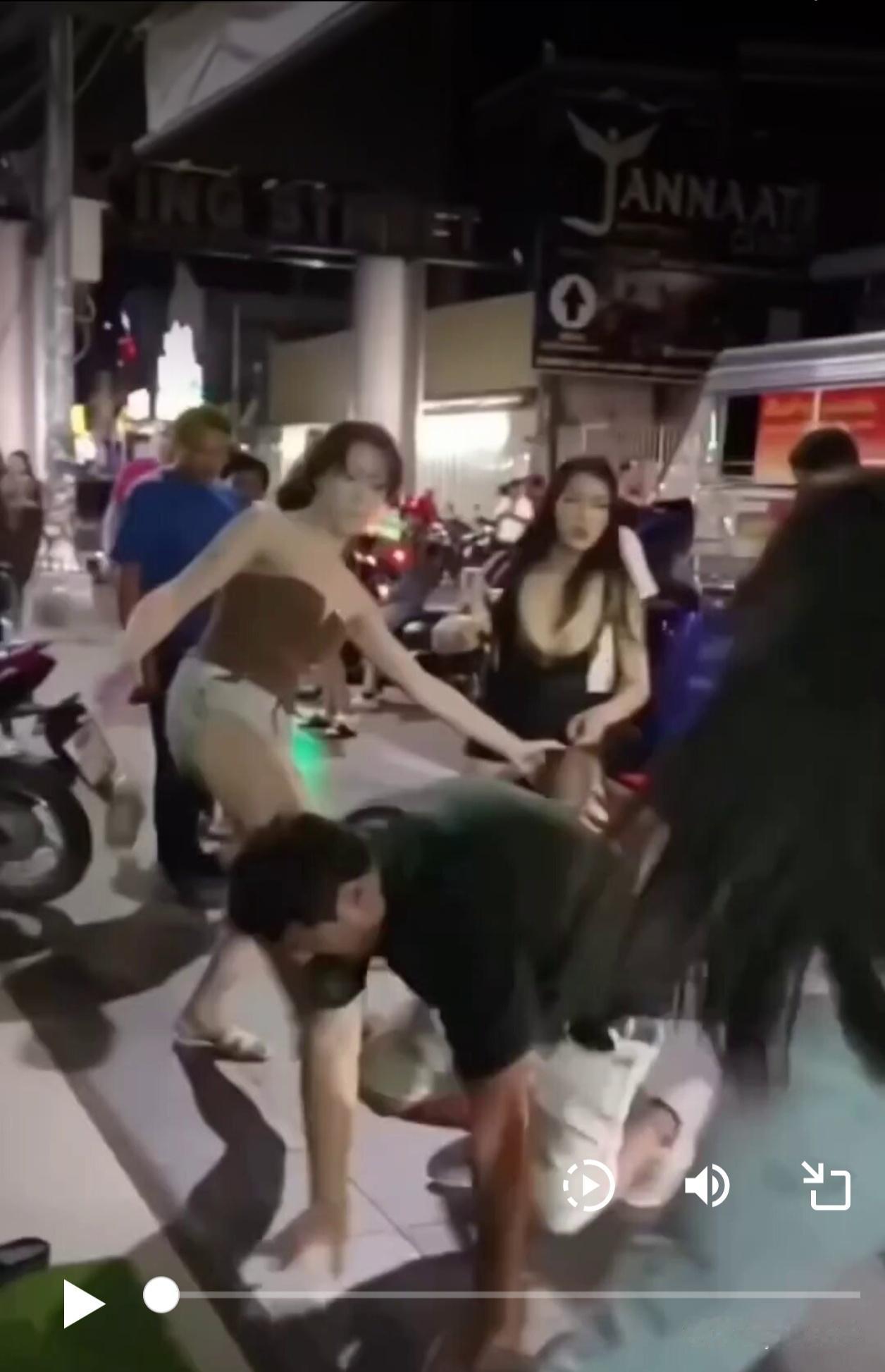 一名52岁的印度游客（名为拉吉·贾苏亚），在泰国旅游期间，因拒绝支付“服务费”