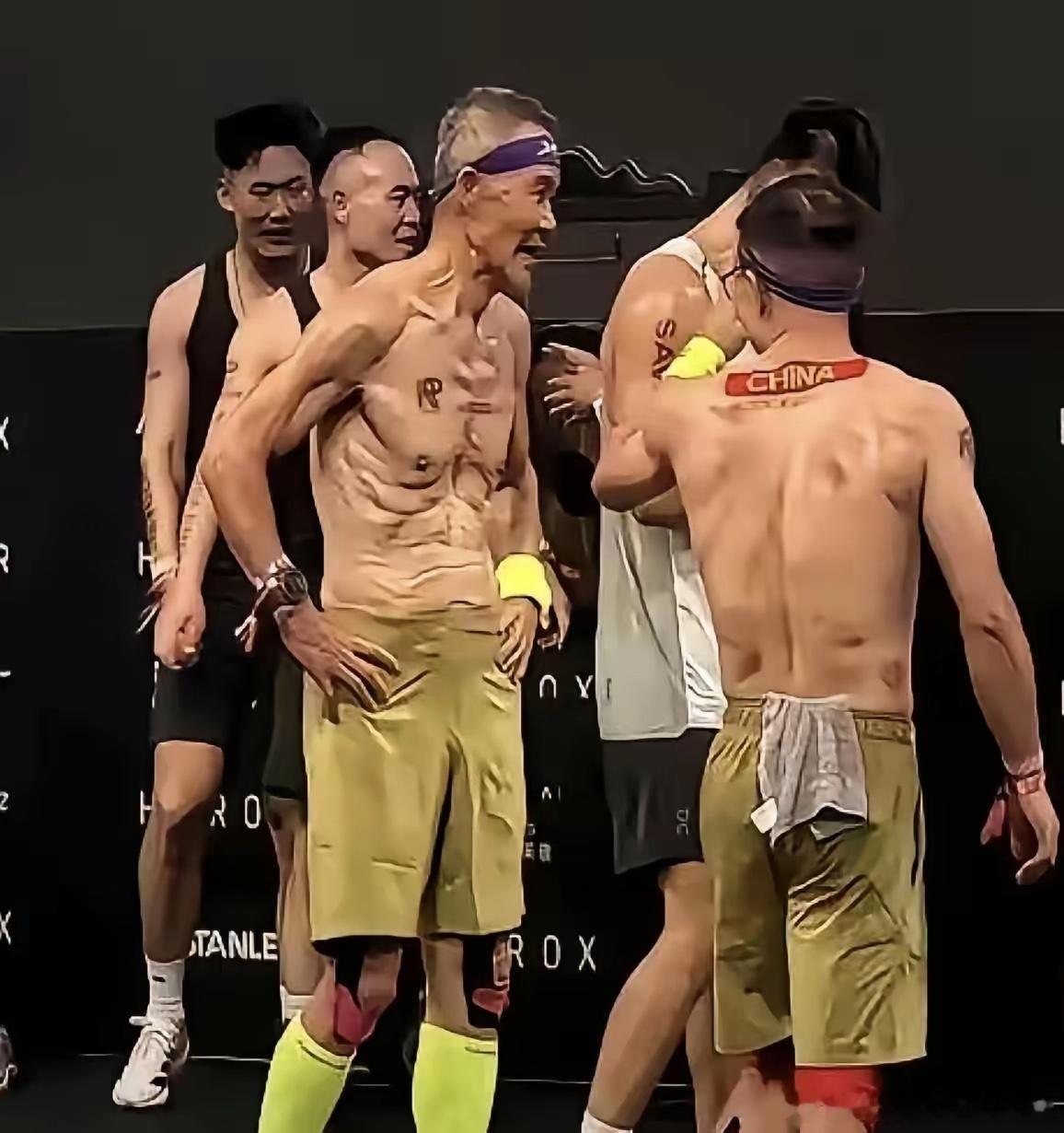 75岁王石还在高强度健身，瘦到肋骨根根分明，这哪是自律，分明是在跟衰老死磕。他体