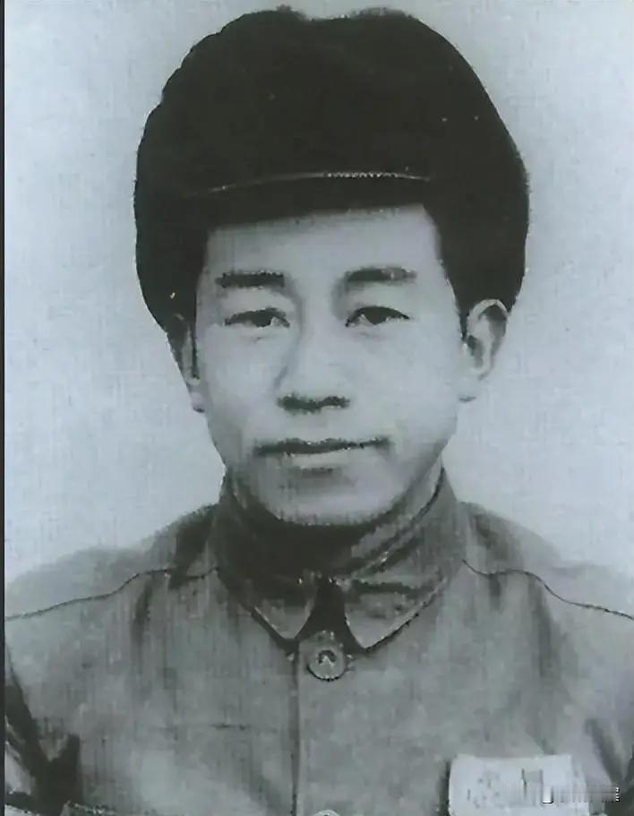 1943年，女干部罗健接到指令，护送男科长前往延安。然而，行进途中，她注视着对方