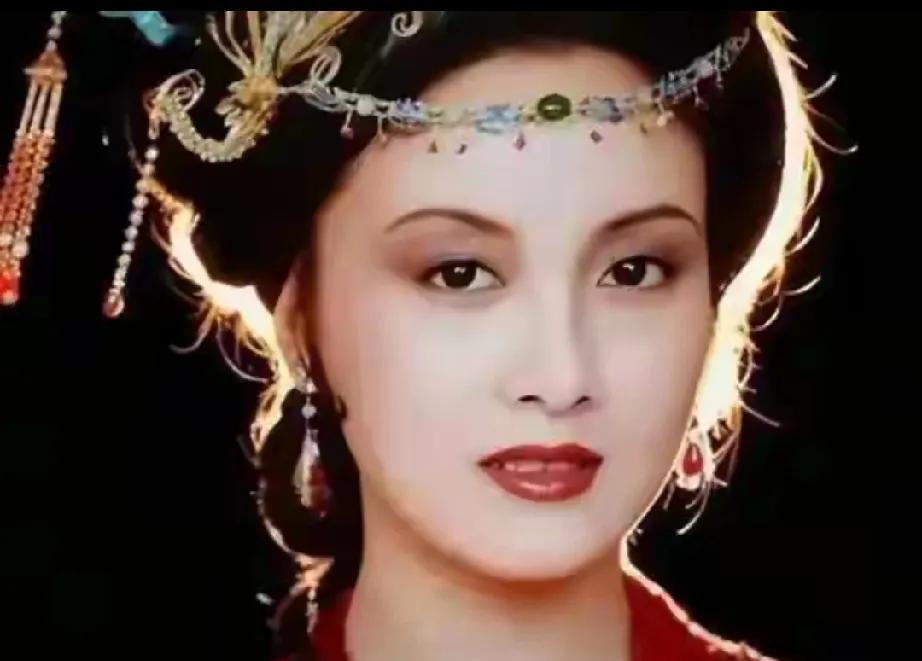 邓婕，因“王熙凤”一角红遍大江南北，事业顺遂，感情却满是坎坷。与张国立在一起时，