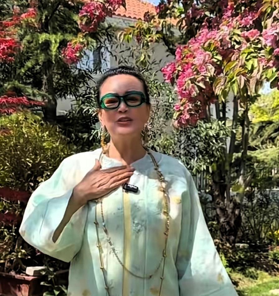 那个人是张兰。她活得真有劲。大家都盯着看。看她被家里甩。看她被儿媳嫌。日子闹腾得