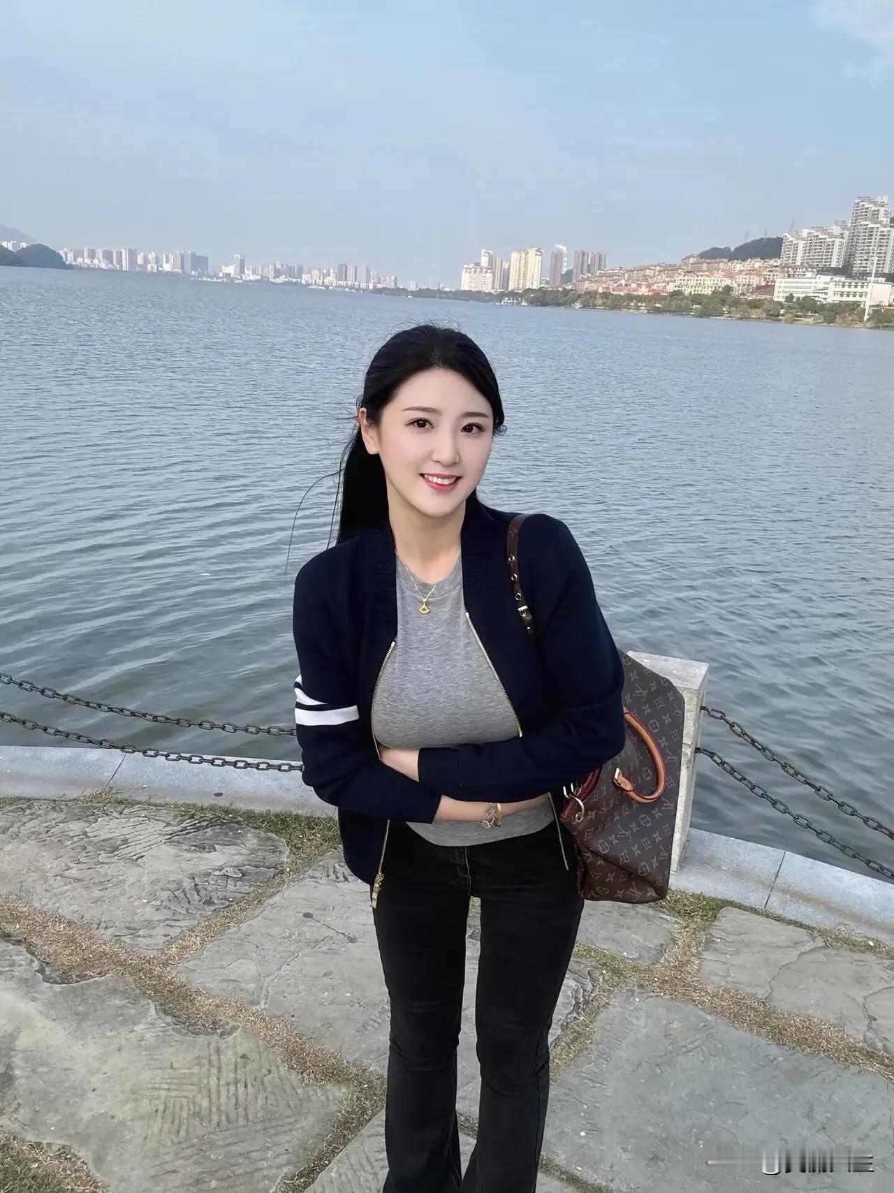 玻璃水，蓝天白云，非常治愈心情[/胜利]