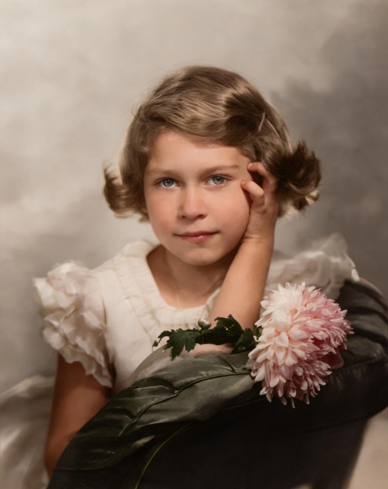 夏洛特公主到底是像伊丽莎白二世女王多点，还是像黛安娜王妃多一点呢？从女王和黛安