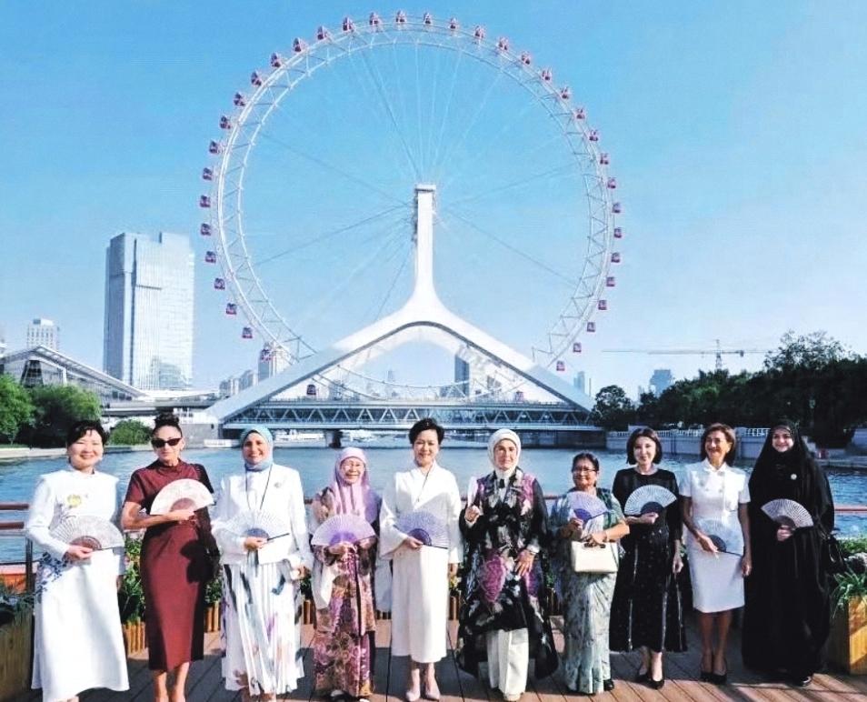 一起游览～海河。