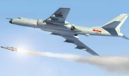 中国在南海部署两架轰-6战机！美国及其盟友在南海的活动，将会大大受限！永远不要