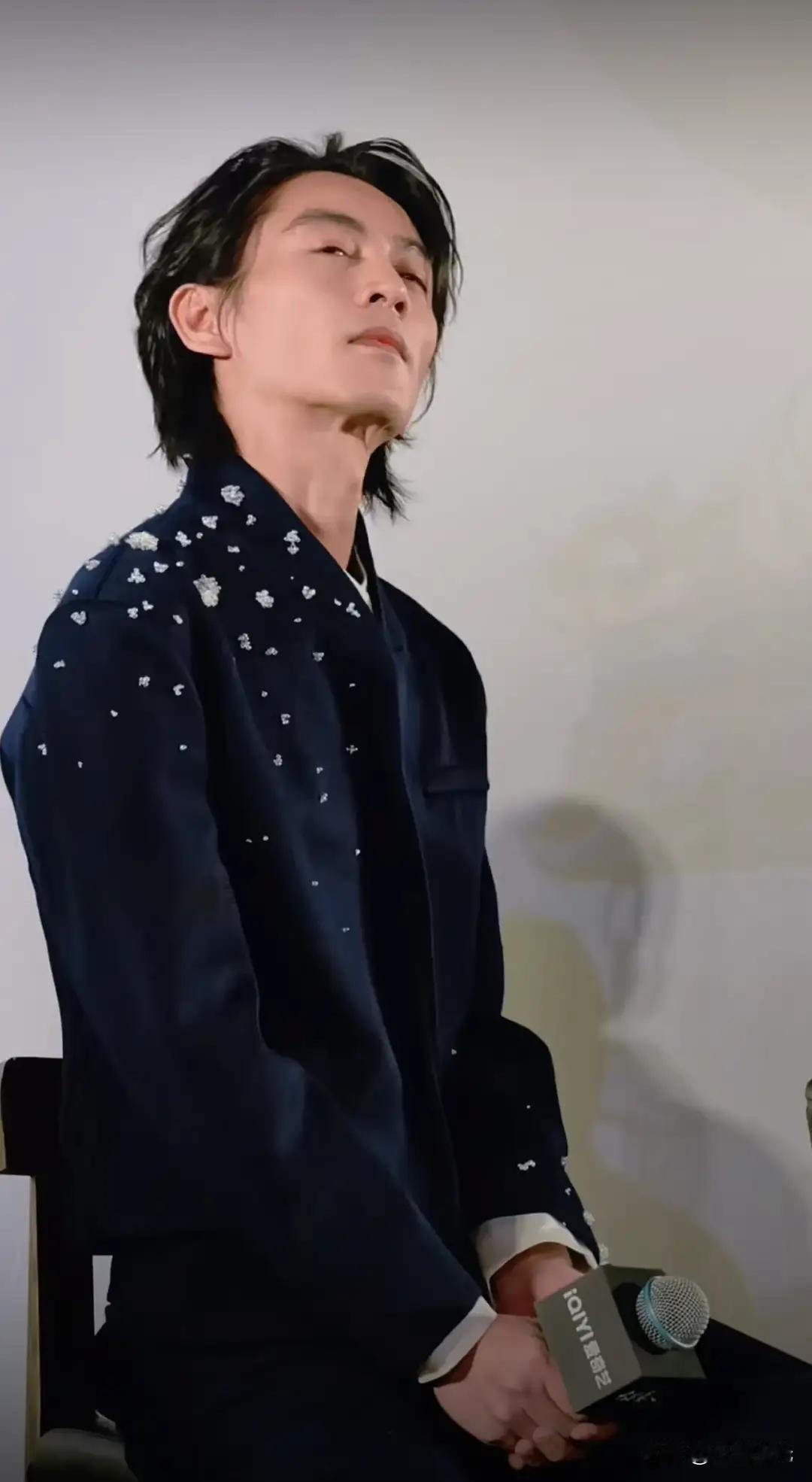 他们说，这是那个演员陈晓。我简直不敢相信，怎么这么瘦？和我之前见过的完全不一样啊