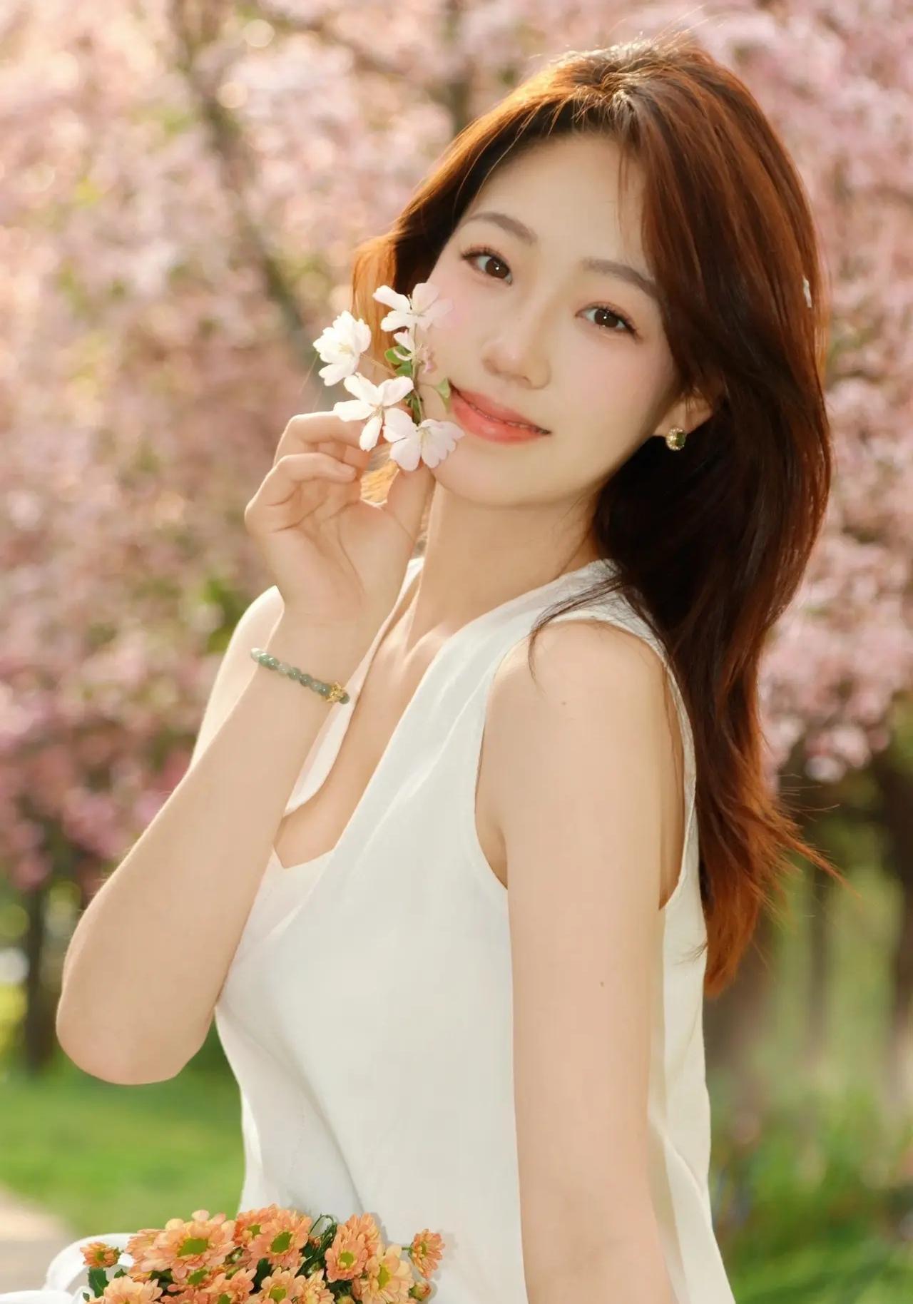 什么样的女生比较吸引人?爱不是依附，是两棵独立的树，在风中彼此致意。