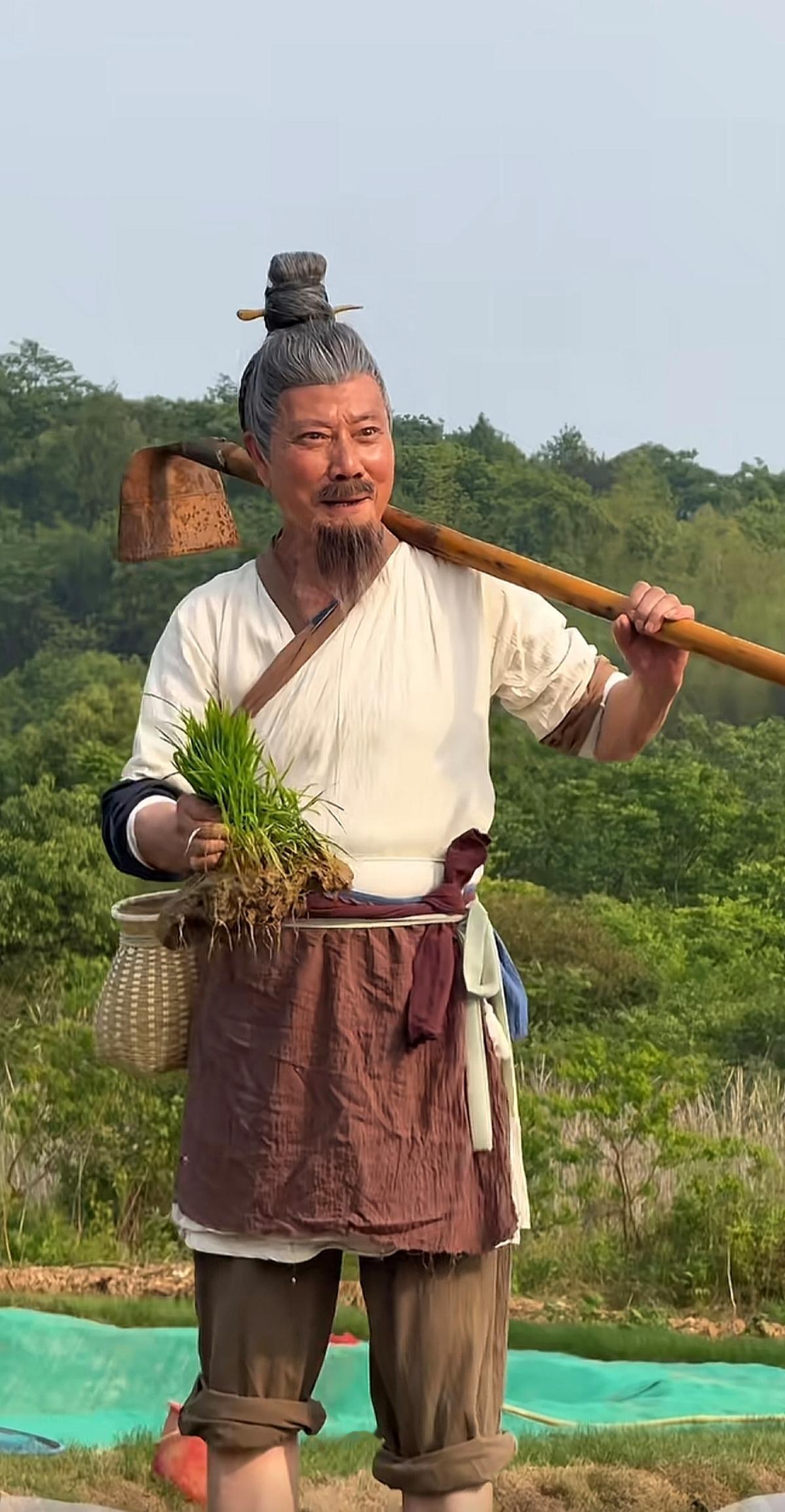 这位老爷子说：“汉服不是只有贵人服饰。”然后他展示了古代劳动人民穿汉服的场景！还