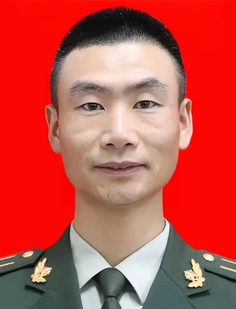 这位是被誉为狙击枪王！王占军，男，汉族，中共党员，1983年9月生于山东临