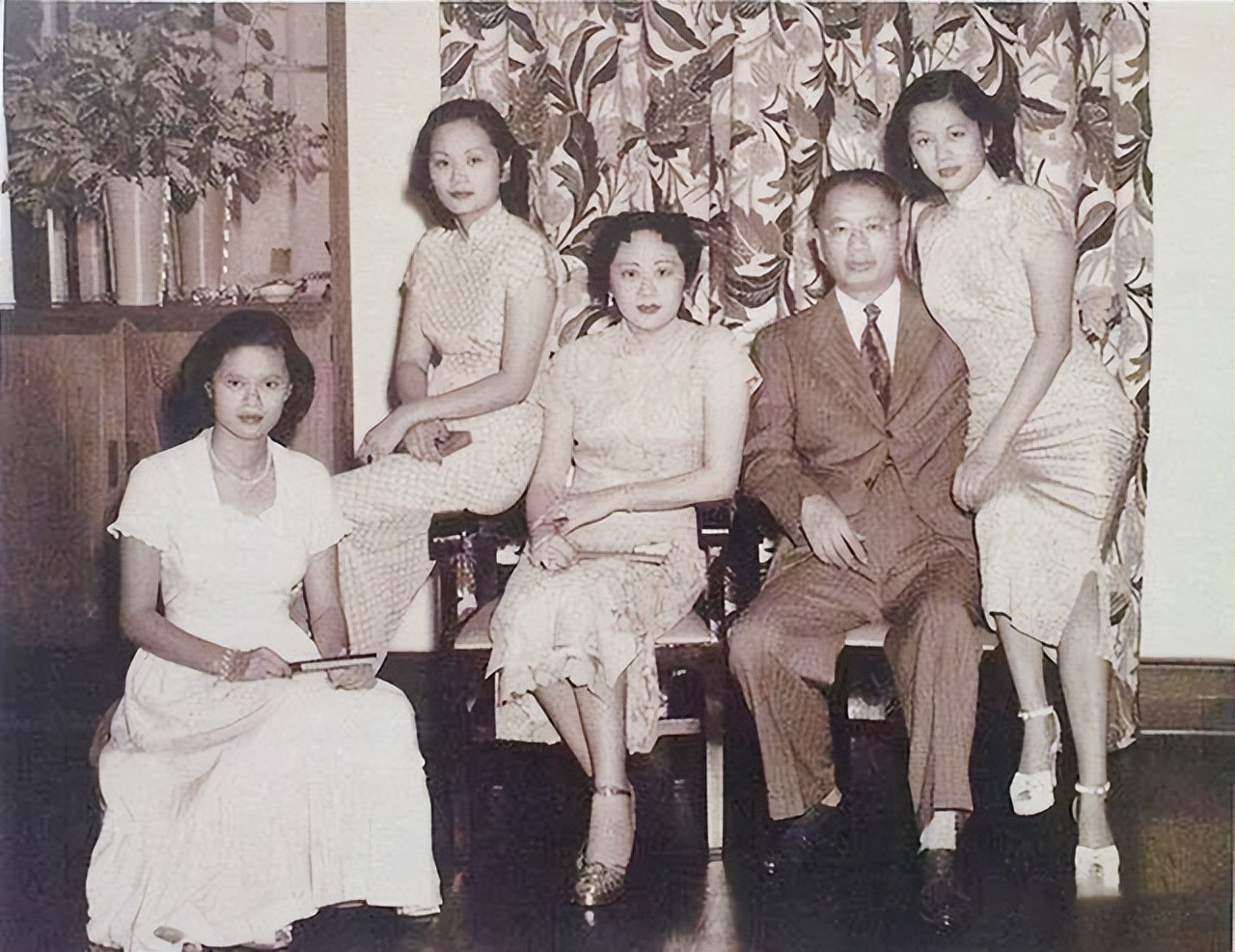 1971年，宋子文去朋友家吃饭。突然，他一下子从座位上弹了起来，惊恐地望向自己的