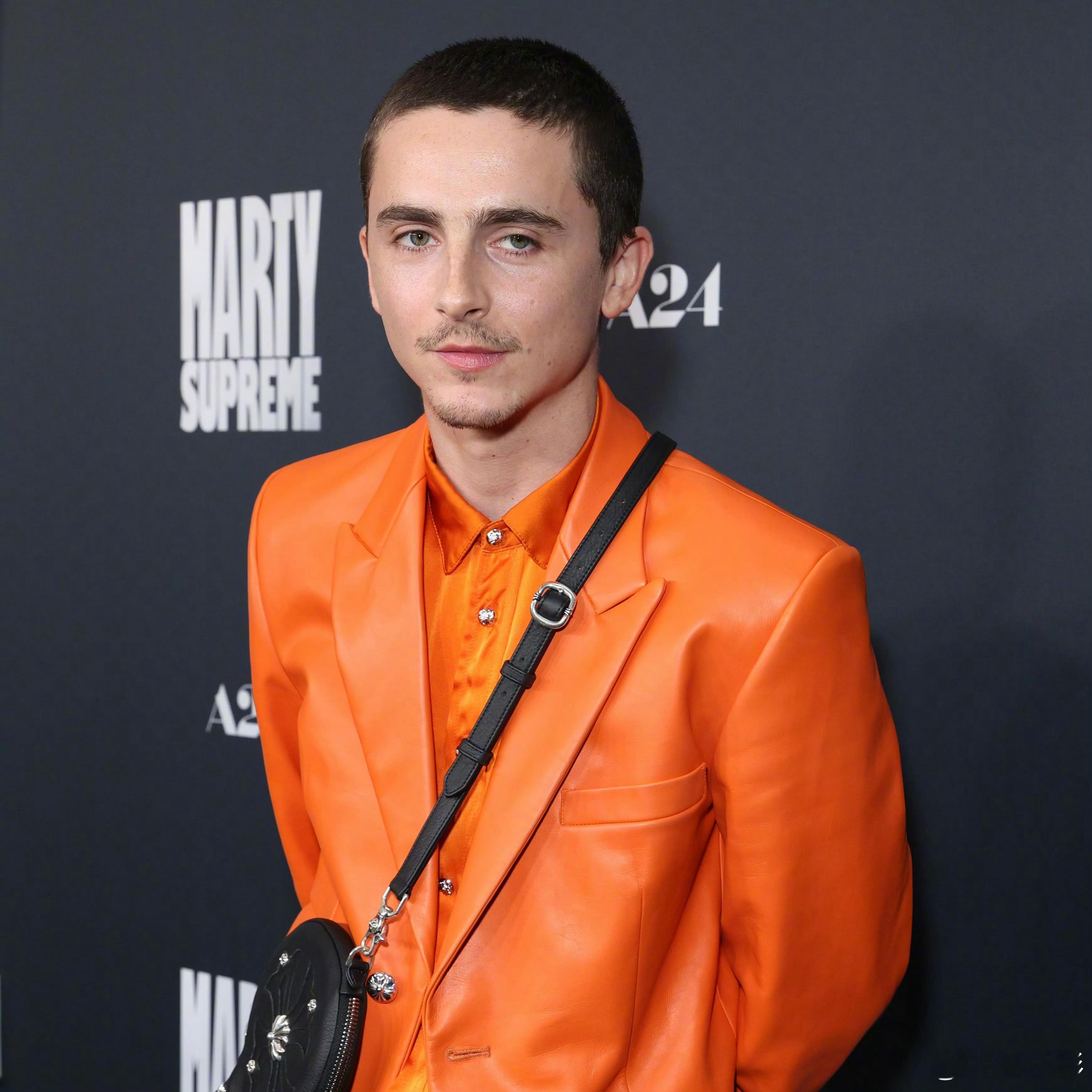 《至尊马蒂》洛杉矶首映，主演“甜茶”提莫西·查拉梅携女友凯莉·詹娜情侣装出席！