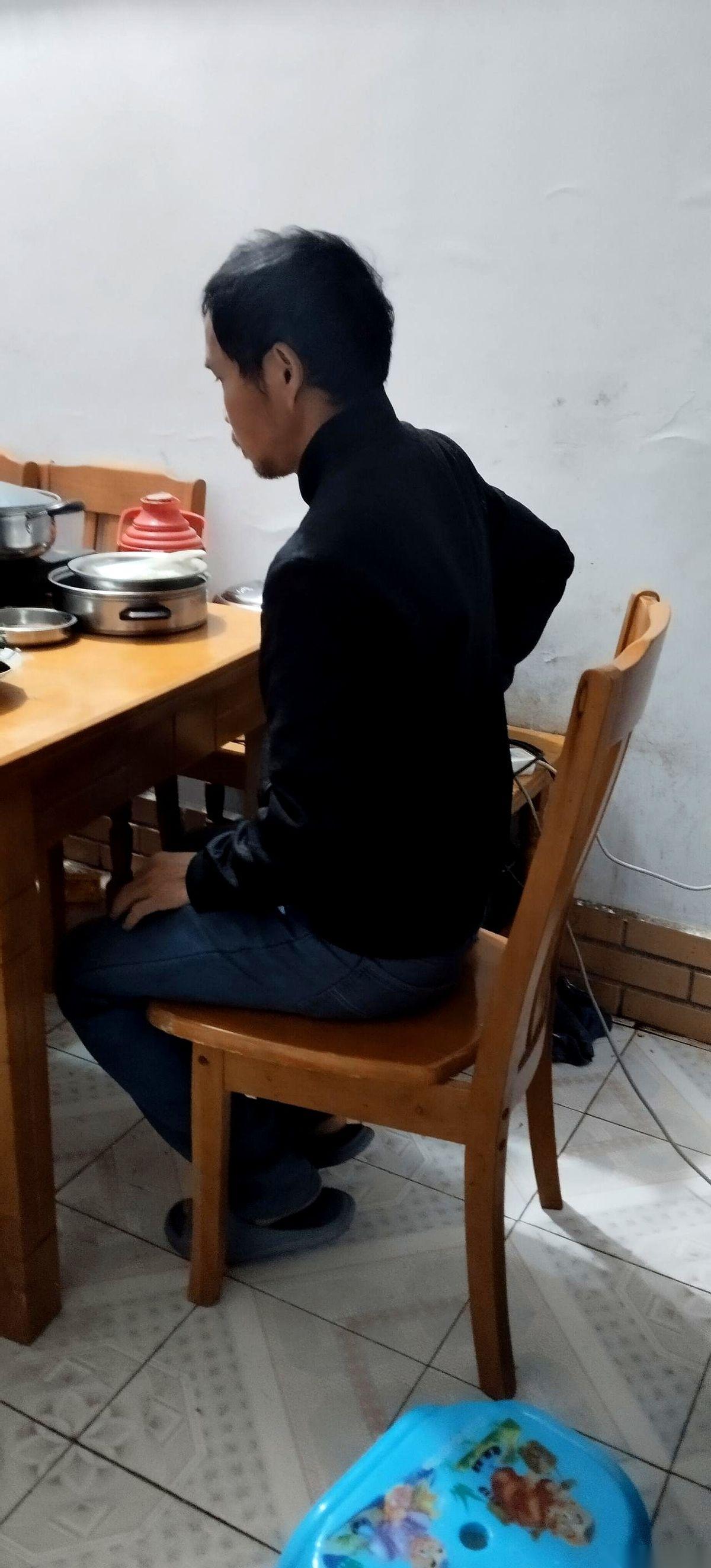 下午4点下班，半夜12点又要去上夜班。我看着他那张脸，真就俩字：绝望。他说他