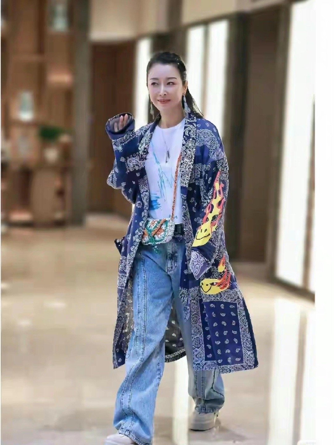 天啊，这个居然是孙悦！她都50多岁了啊，居然连一根白头发，一丝皱纹都没有！真的