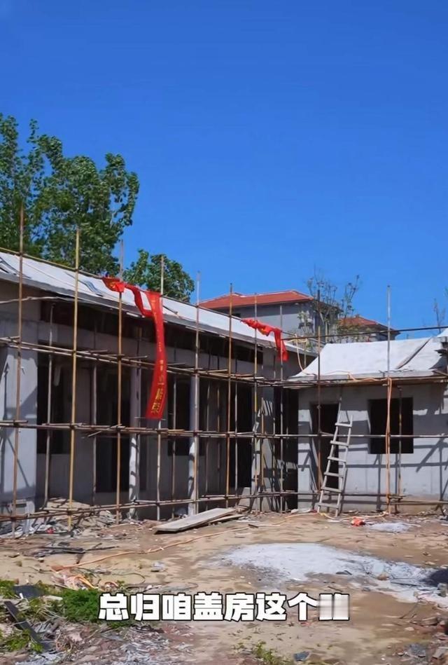 麦小登回村给父亲盖房，硬是被邻居逼成了“渡劫”。本来手续齐全想盖两层，邻居嫌挡光