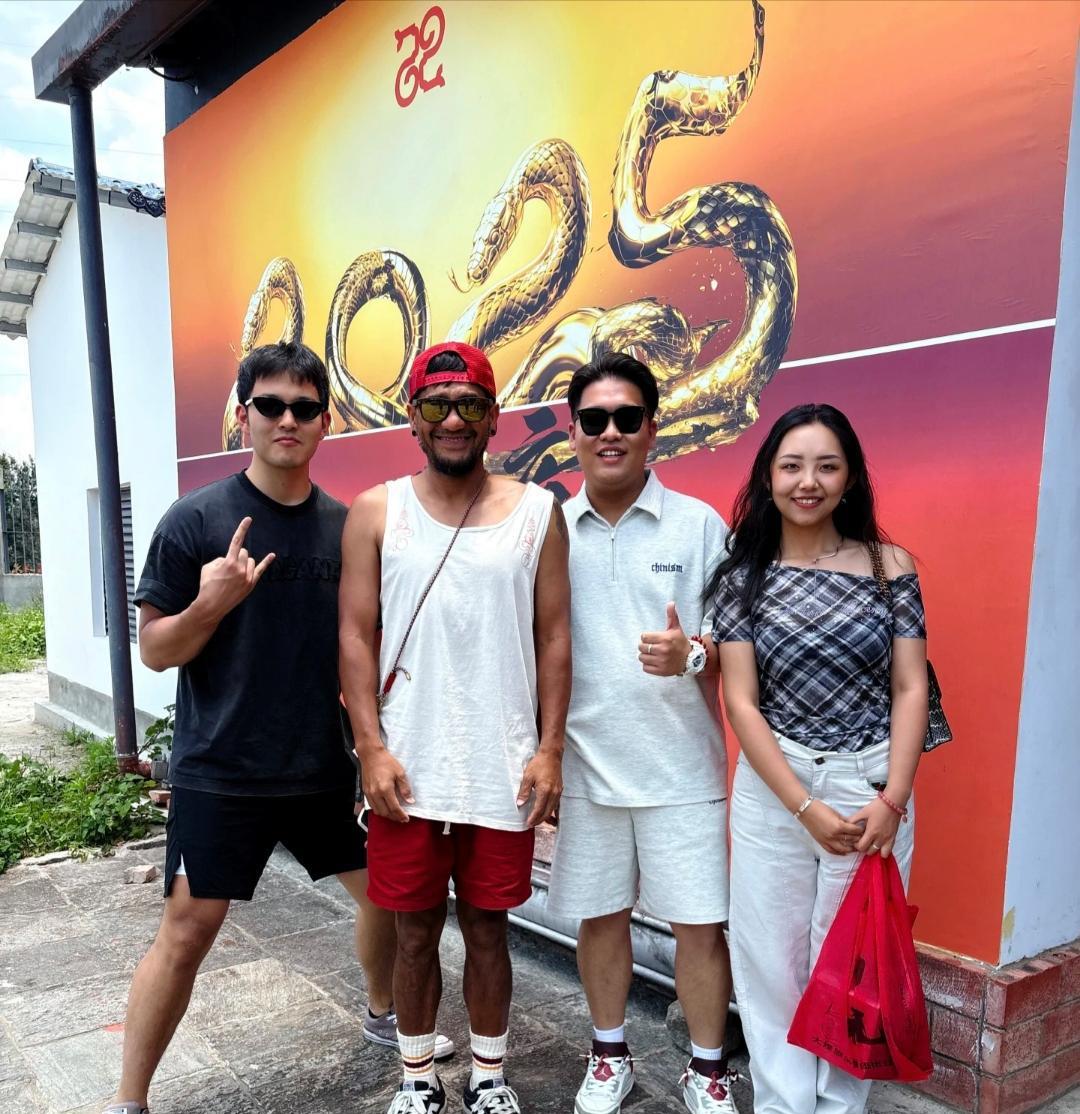 张震岳在云南大理旅游被偶遇，他私底下看起来好像非洲人，皮肤好黑，还留着满脸胡须，