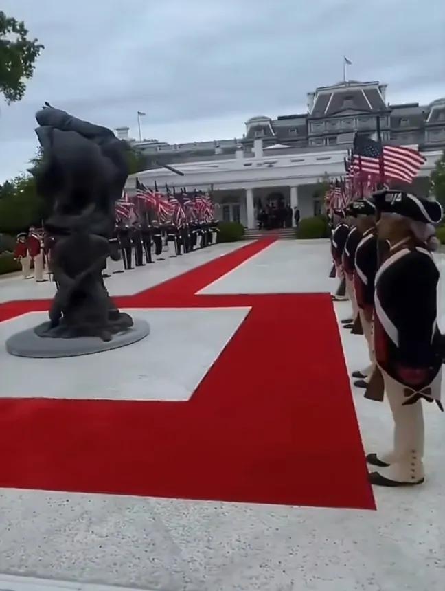 再来回看一下美国欢迎英国国王查尔斯三世的迎宾仪式，懂王特意让仪仗队换上了独立战争