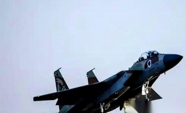 五艘货轮，正大光明地冲着伊朗港口去了。雷达屏幕上，五个光点匀速前进。美国情报中