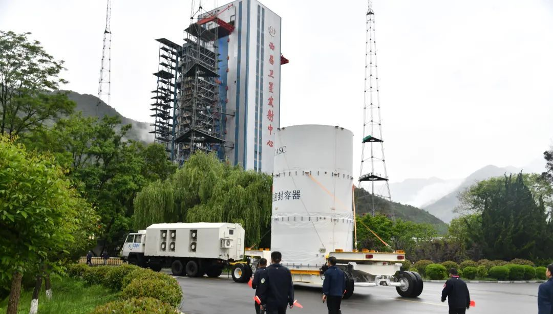 看，我们的天问二号来了！今天（18日），天问二号探测器在西昌完成了总装测
