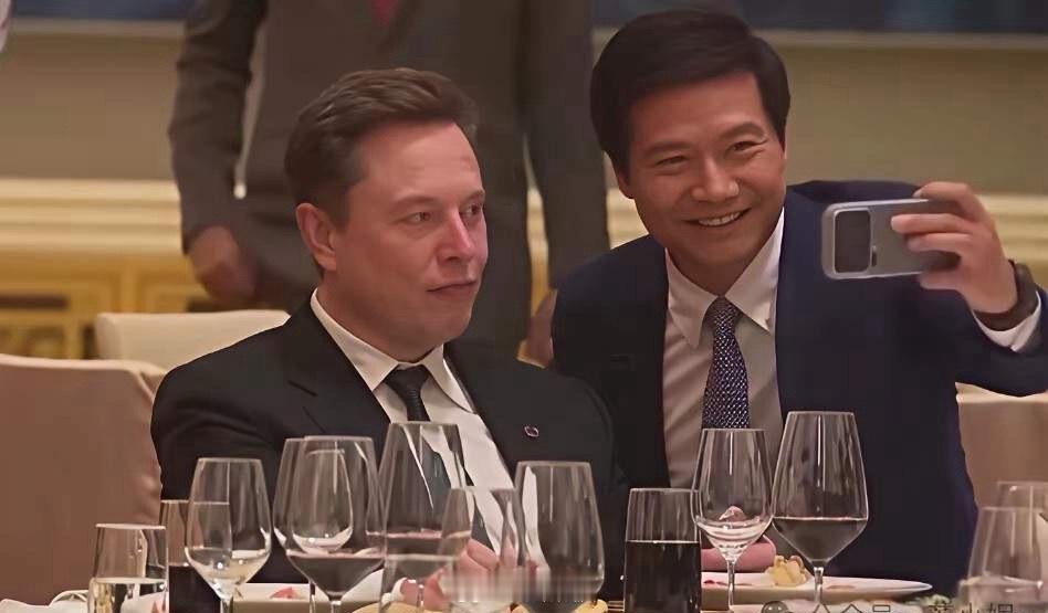 合个影，差距在哪里。特斯拉的市值约达1.67万亿美元。小米集团的市值约1000多