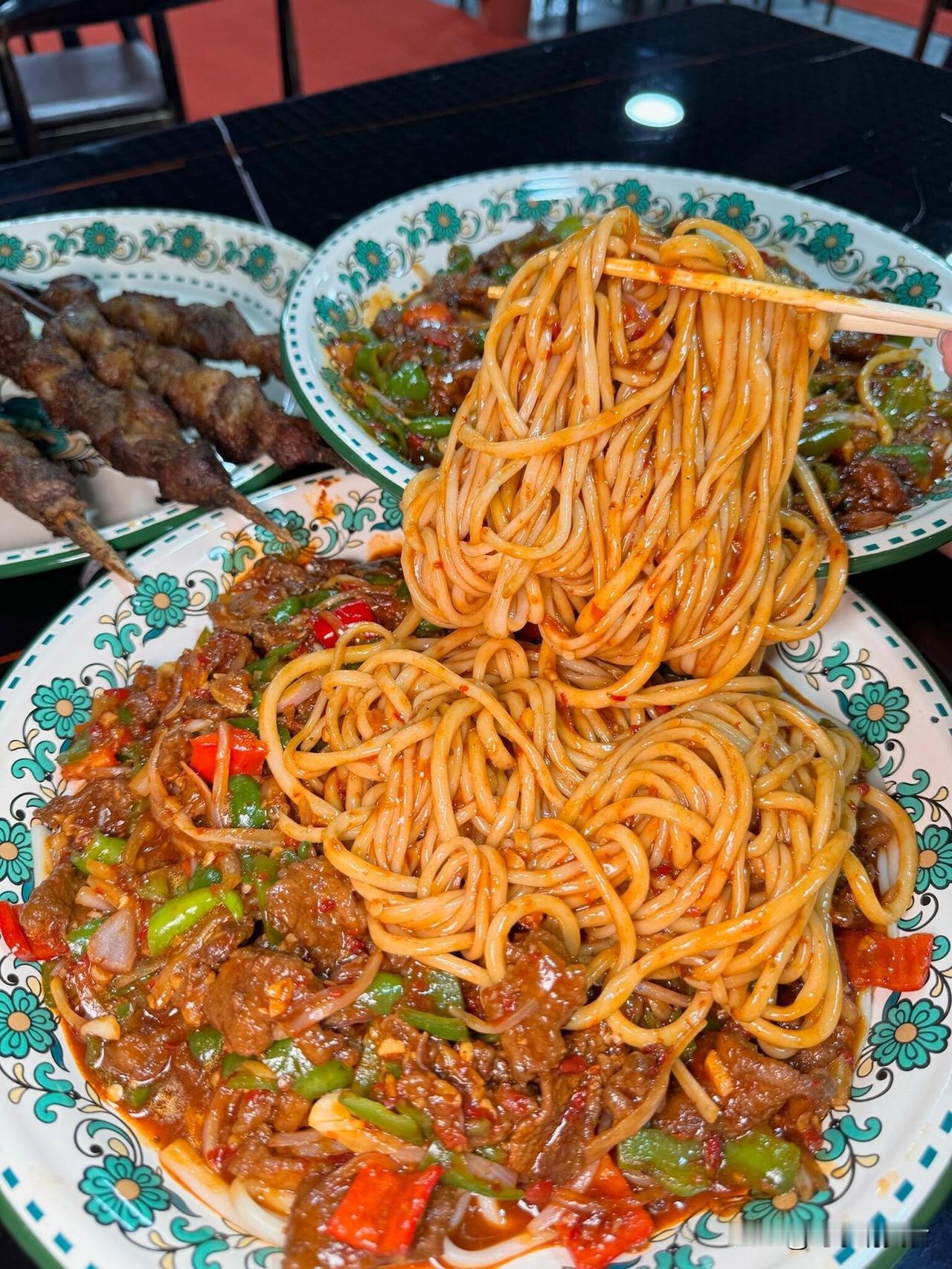 别再说乌鲁木齐吃饭贵了！懂的都懂，这性价比内地比不了！经常听人念叨乌鲁木齐饭