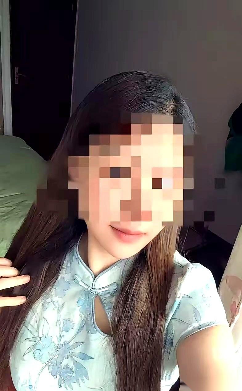 趁着年幼的儿子转身去上厕所的功夫。她突然起身，冲出酒店，狂奔几百米，一头扎进了