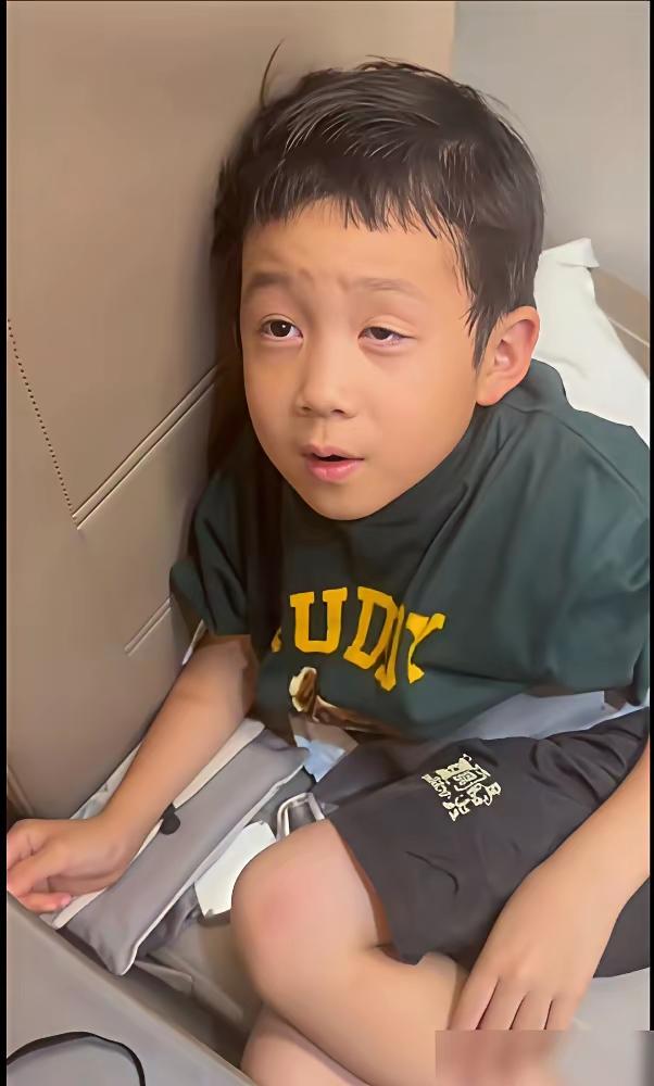 只看前两张小萌娃的照片，你一定能猜出来这是谁家的娃娃。这小脸长的跟许昕一模一样