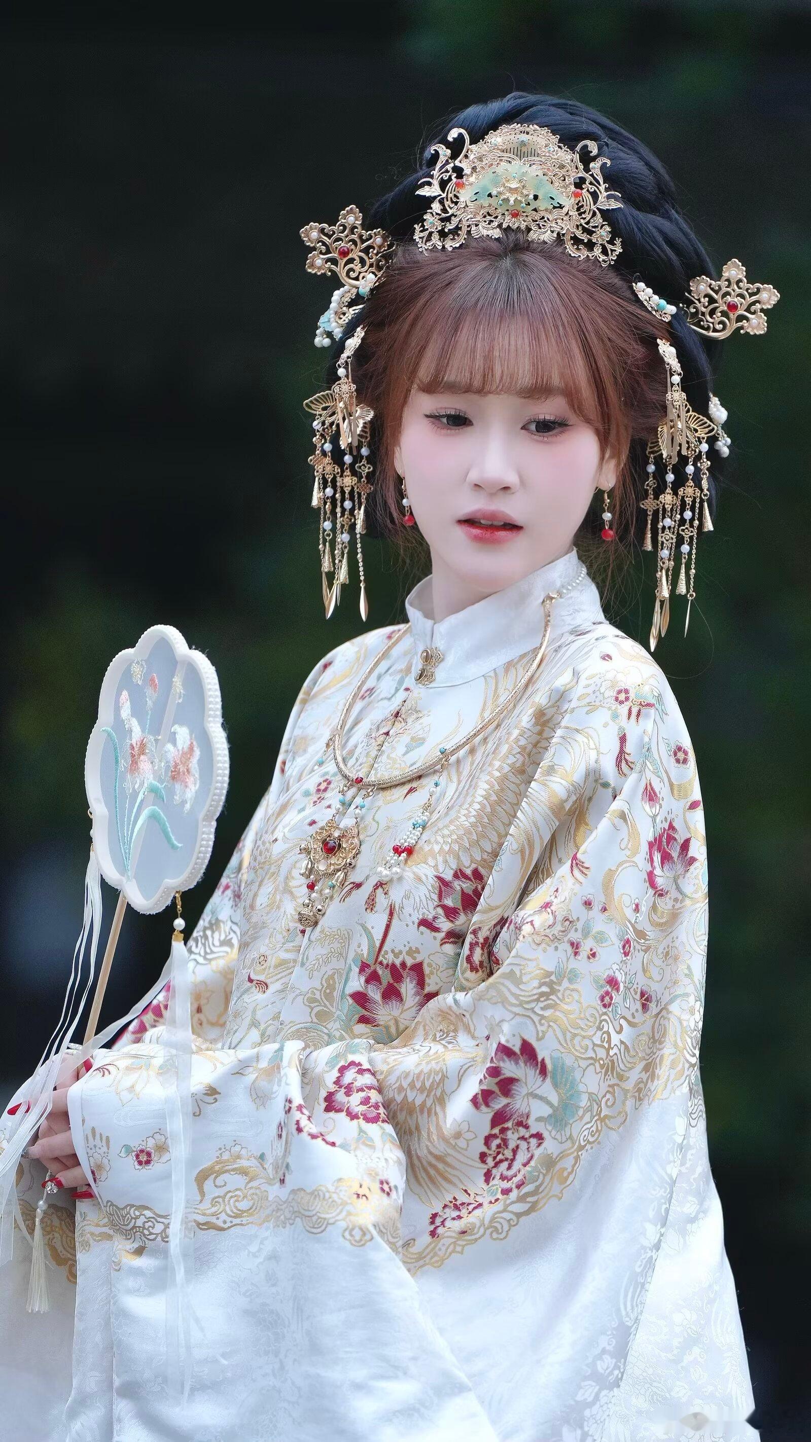 汉服加身，团扇轻摇，一半烟火，一半诗意，这便是中式美学的极致浪漫。苏州约拍汉服美