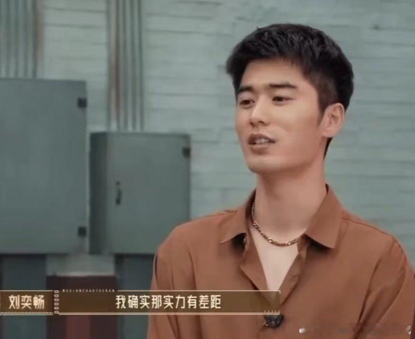余宇涵作为一个新人小白，总是找不到状态、还忘词，被吴镇宇喝令换掉，小孩没遇到过这