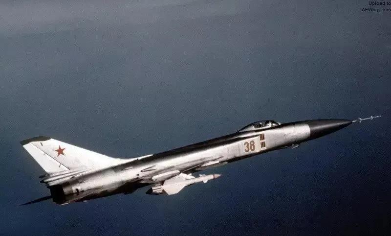 1981年，4名军火贩子驾驶一架走私机，突然闯入苏联领空，并肆无忌惮地挑衅。