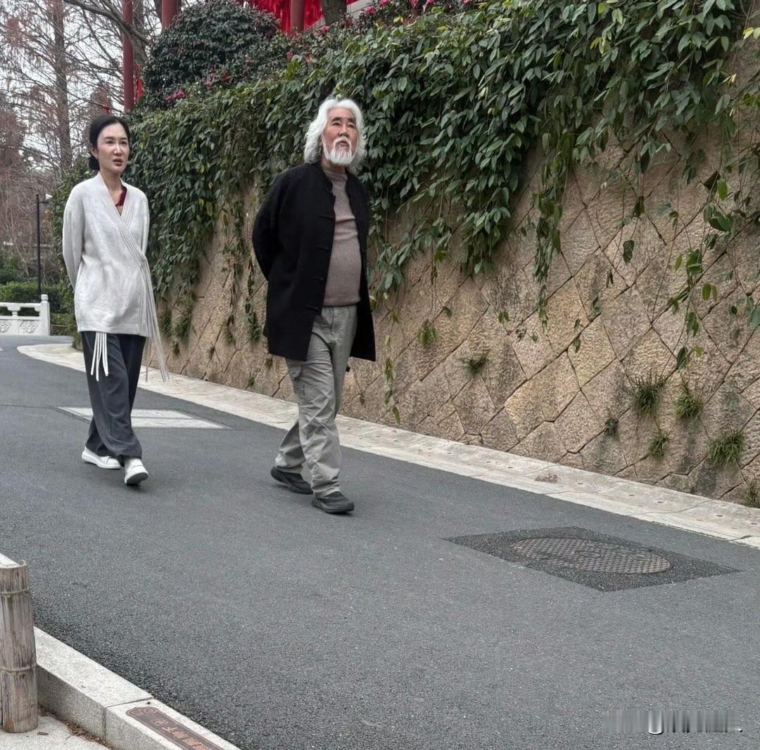 哇！这是张纪中夫妻俩吧？都差点没认出来！俩人真是越来越有夫妻相了，穿衣打扮都一个