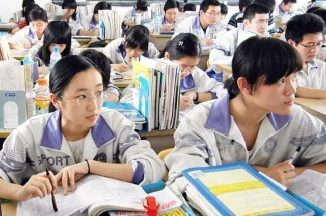 家委会五个人一拍脑袋收一千，老师在群里一声不吭，这钱你交还是不交？我见过众筹的，