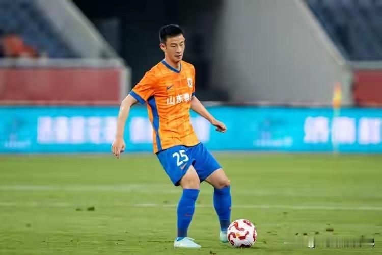 新赛季彭欣力&刘世博加盟青岛海牛！有记者拍到前泰山球员刘世博跟彭欣力已经跟随青