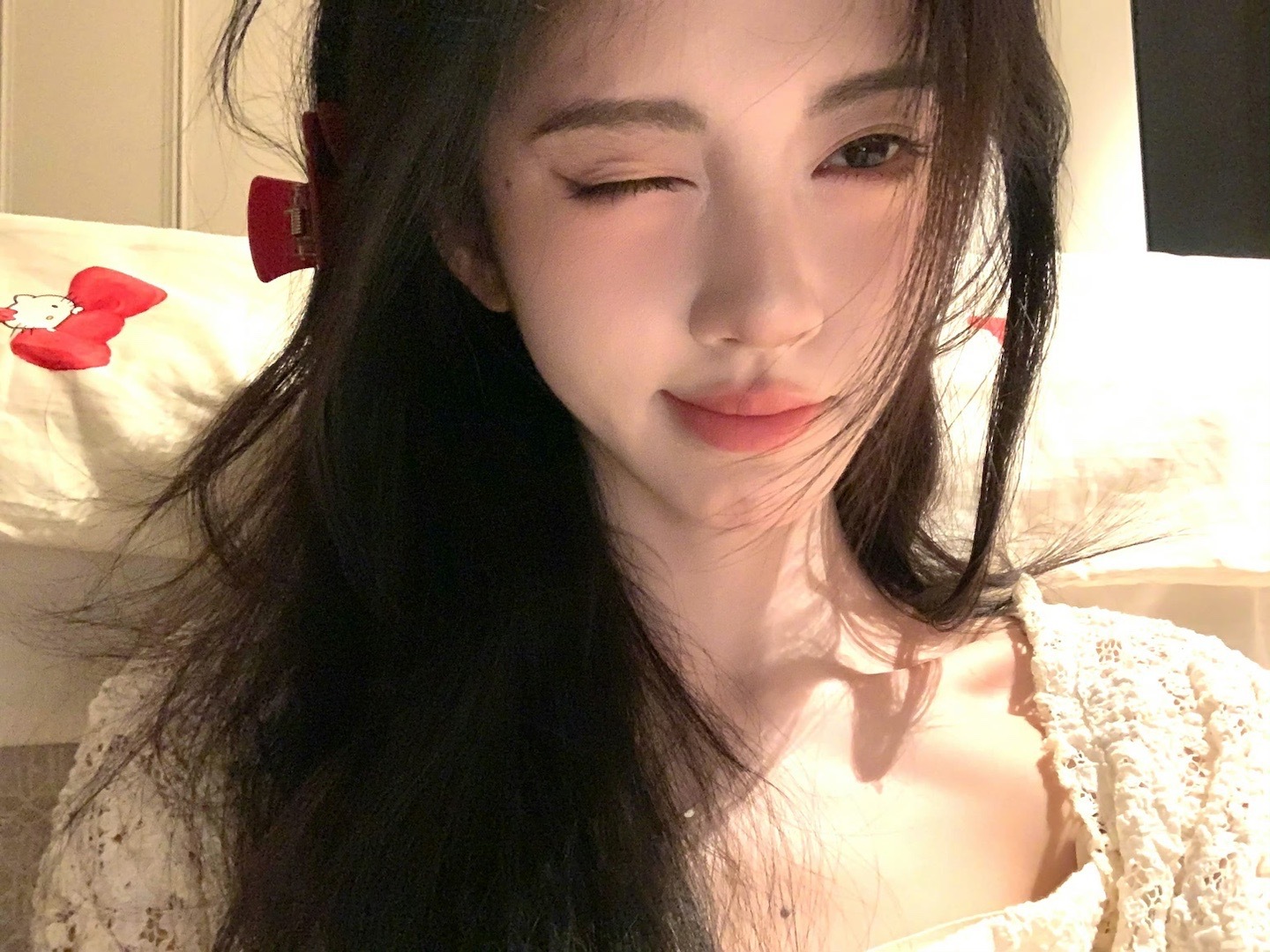 鞠婧祎蝴蝶结散发鞠婧祎最新营业🈶红色蝴蝶结配饰少女感满满九宫格live疯狂存
