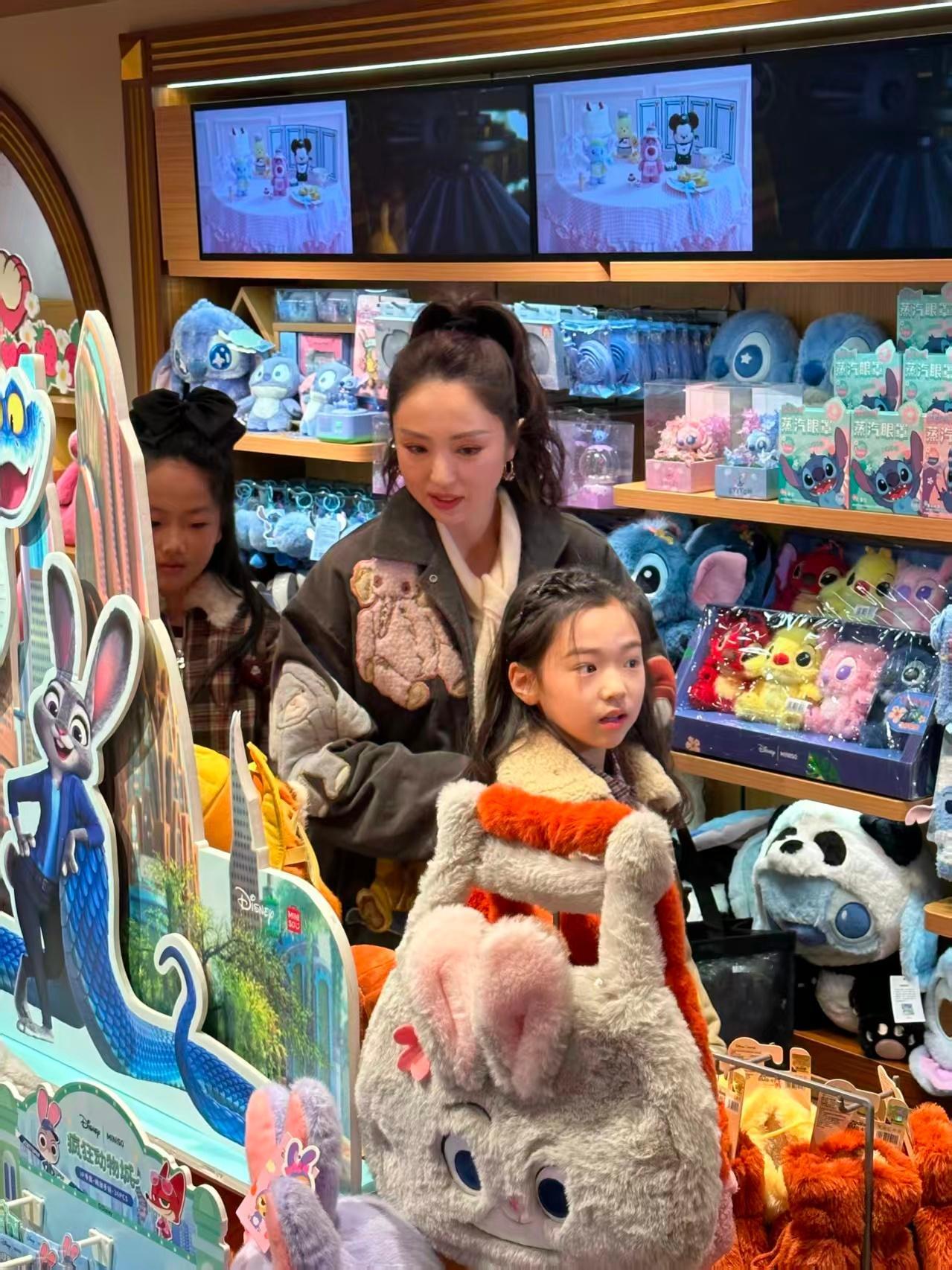  兔子控小酒窝实锤！逛街蹦蹦跶跶像只小兔子，购物袋里全是兔子玩偶和饰品，偶遇时团