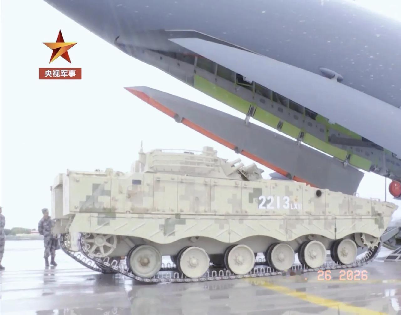 不再掩饰，这就是运20胖妞的重载空运能力！履带式122毫米自行榴弹炮她能装两辆