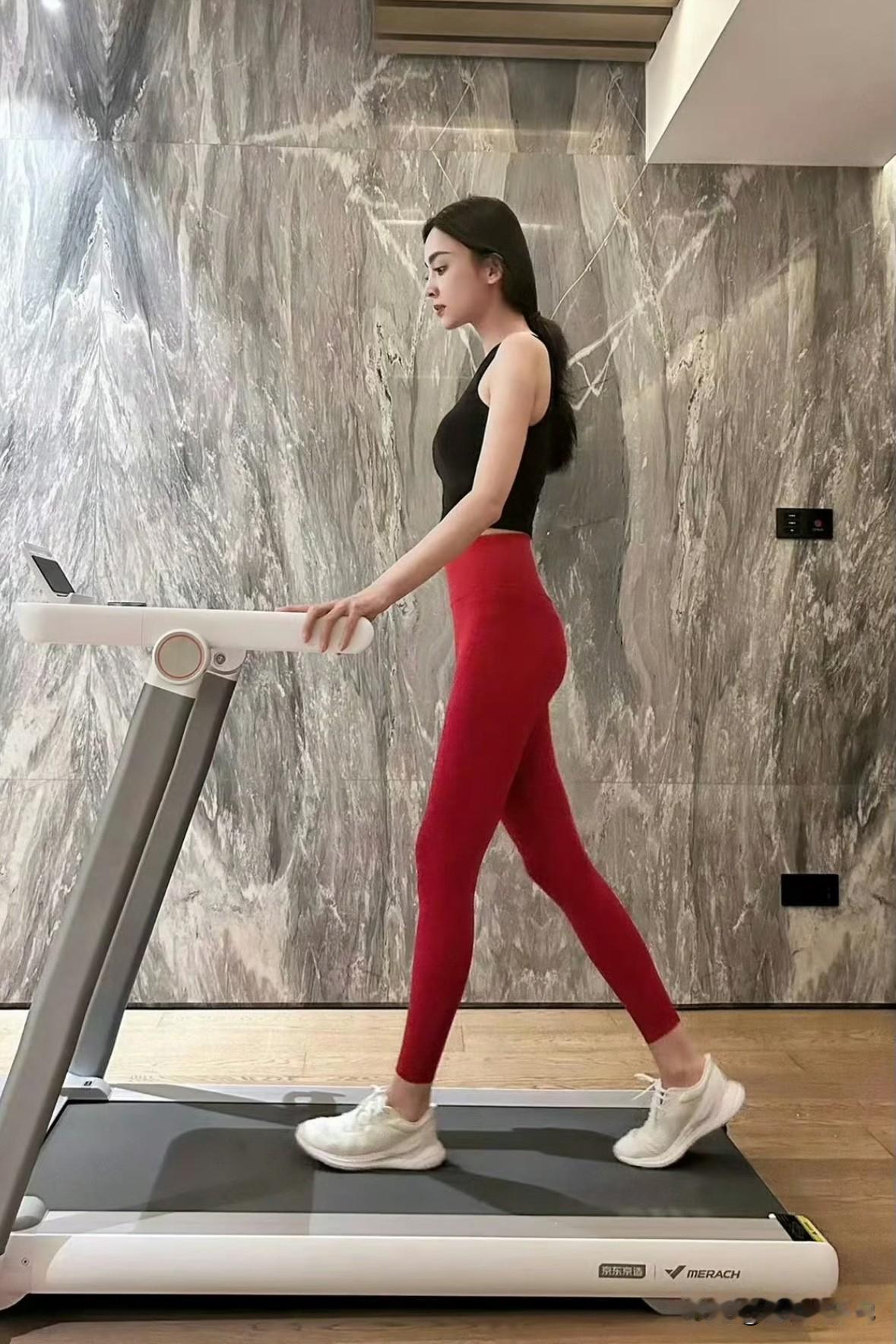 娜扎的比例太哇塞了