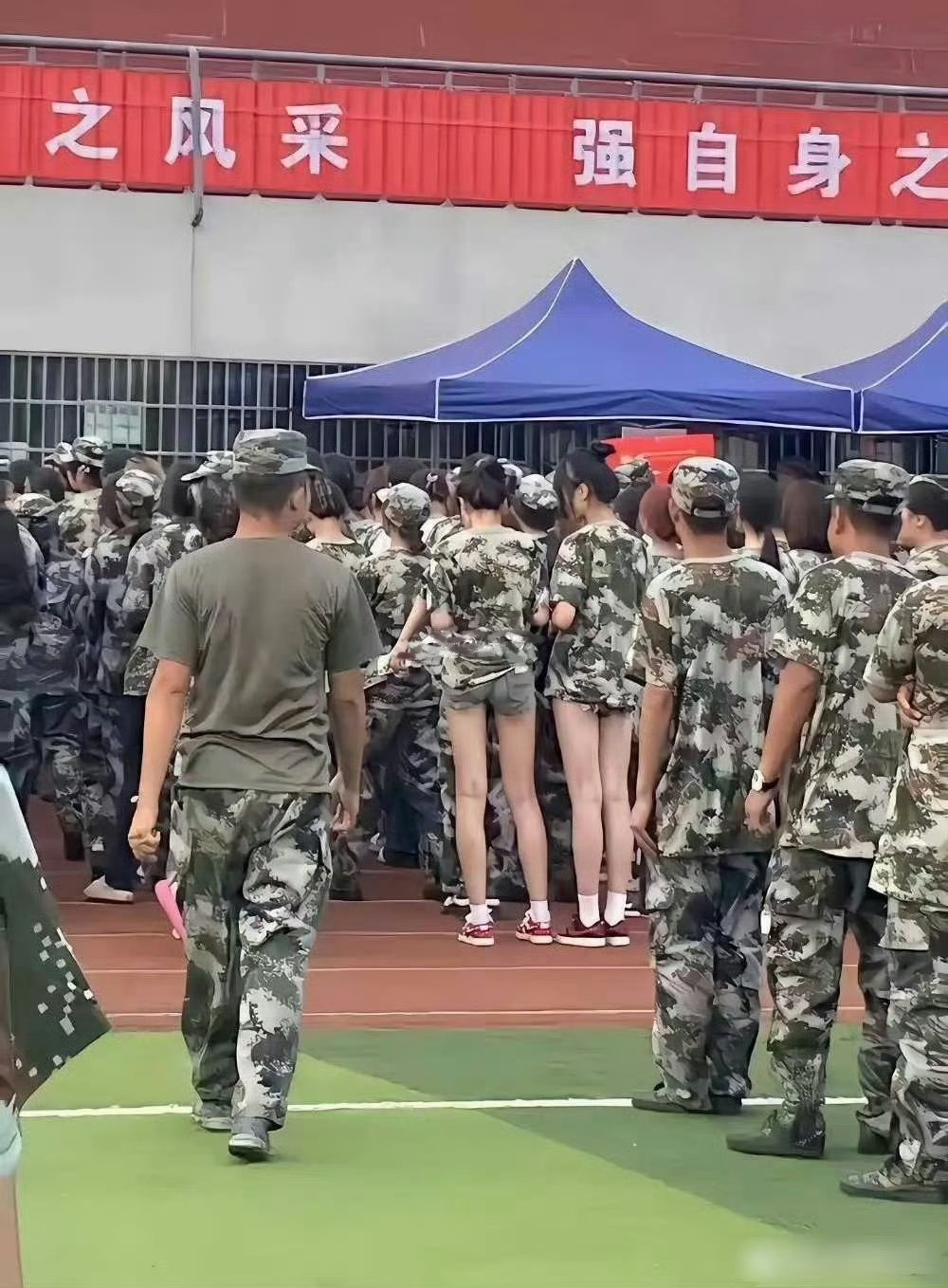 那些拒绝穿军训裤子的学生…​​​